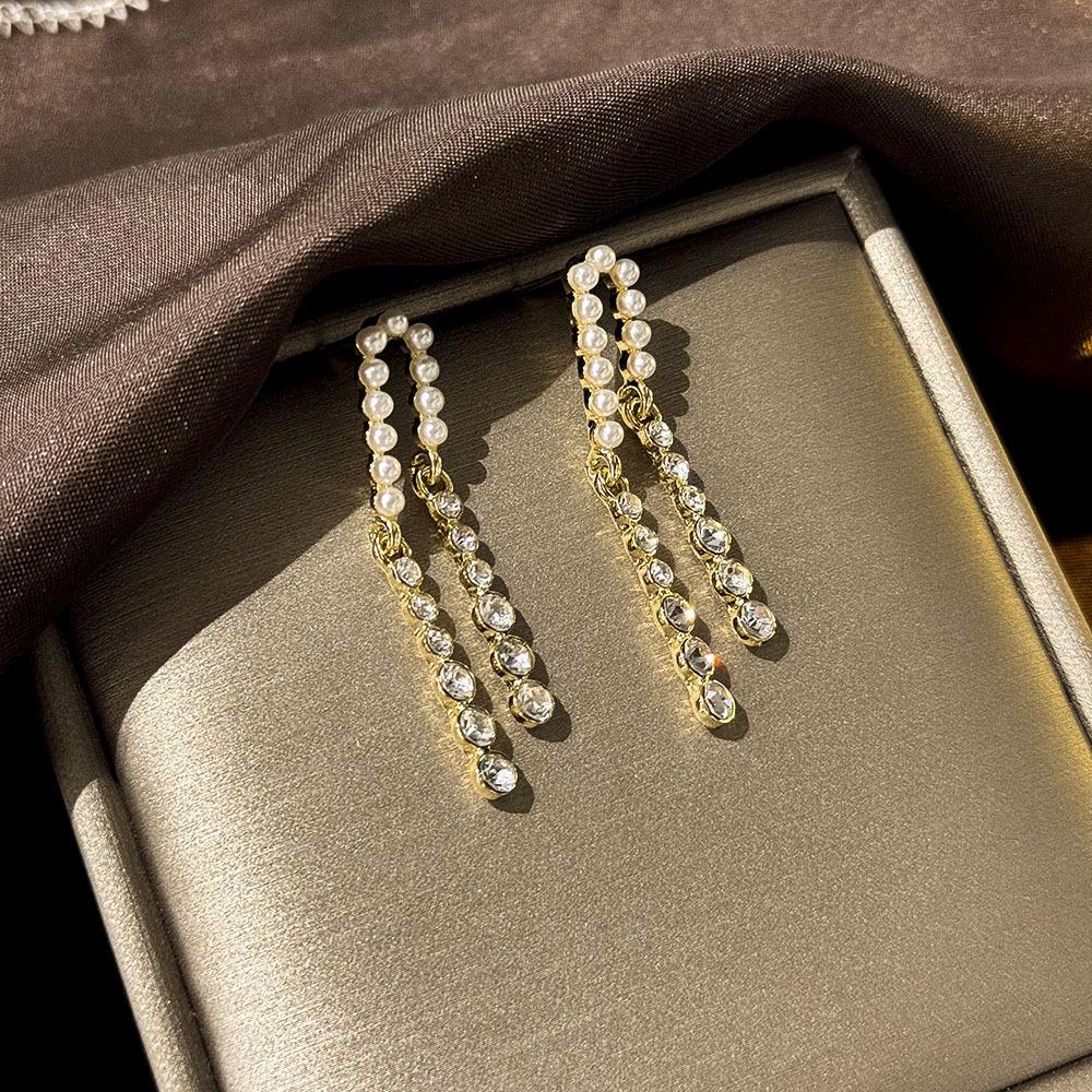 «Серьги-бантики из серебряных игл с жемчугом и цирконием»: Нишевый дизайн, стильный и универсальный, легкий роскошный аксессуар высокого класса.