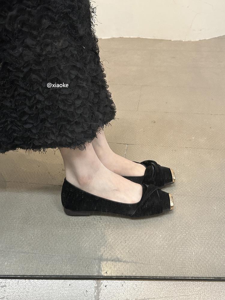 Весна 2025 новый французский темперамент с юбкой туфли-лодочки женские с легким вырезом фея стиль атласные квадратный носок плоская подошва женская обувь