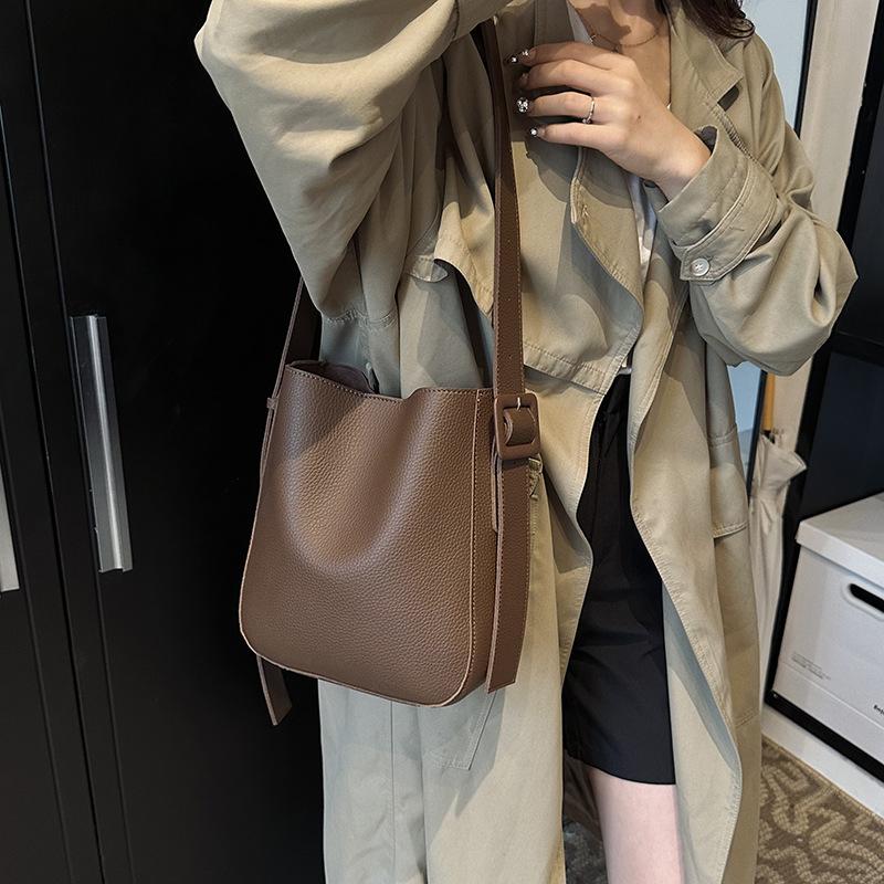 Ретро повседневная наплечная сумка женская 2025 новая мода однотонная сумка-ведро нишевый тренд сумка-мессенджер для поездок на работу