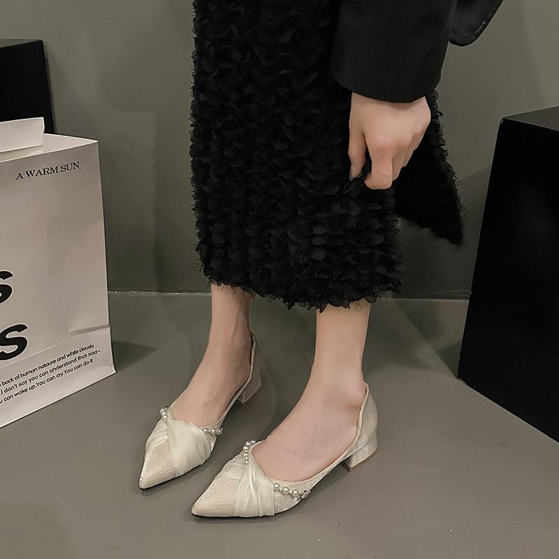 Туфли на высоком каблуке женские летние 2025 новые заостренные толстые каблуки модные полые нежные жемчужные банты легкие одинарные туфли