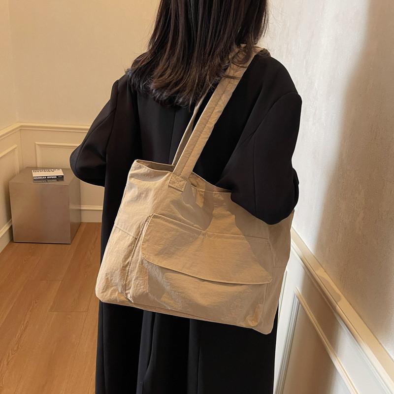 Chic Lightweight Tote Bag With Water-resistant Fabric Ideal For Autumn And Winter