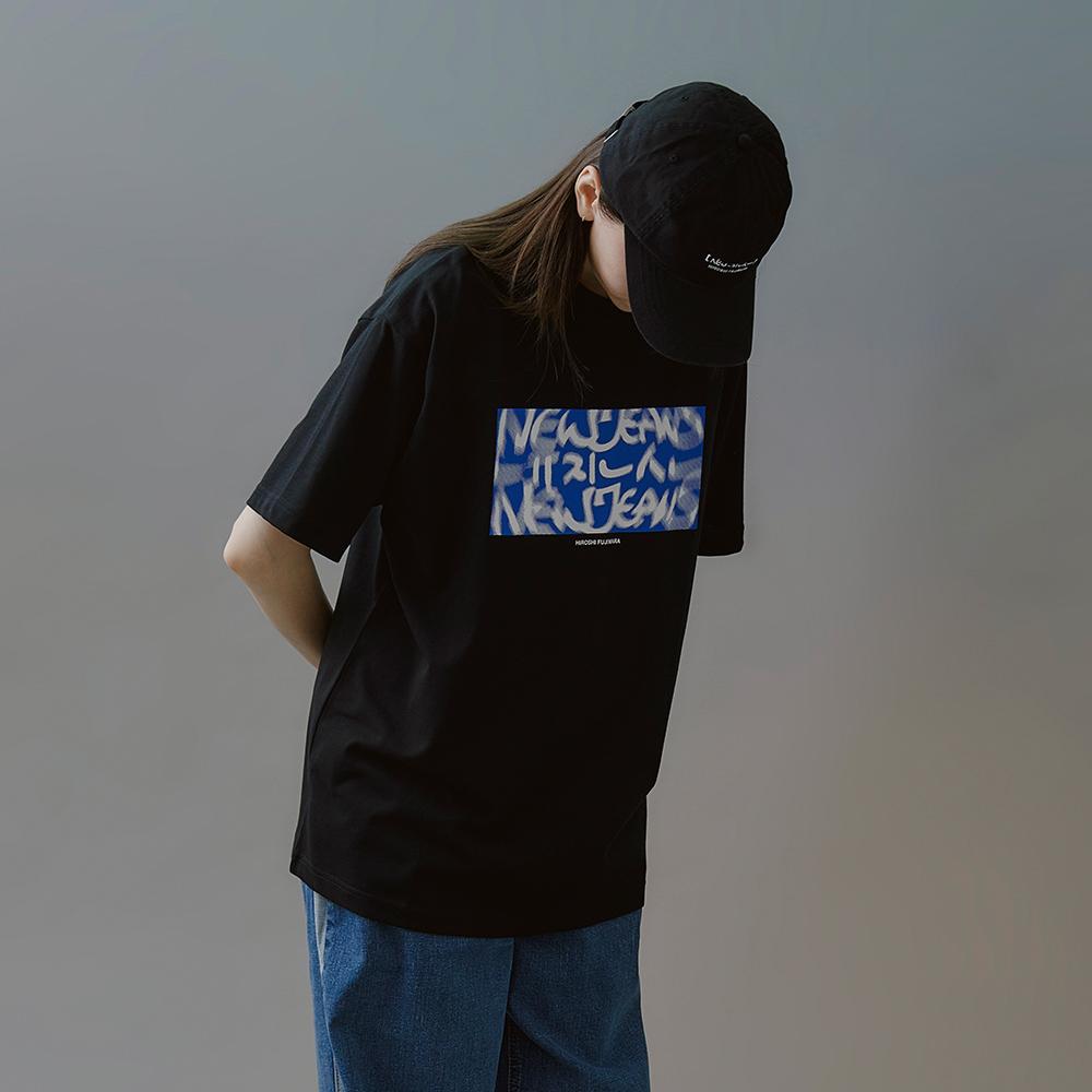 Футболка-коллаборация NewJeans x Хироси Фудзивара ВЕР.3 (ЧЕРНЫЙ)