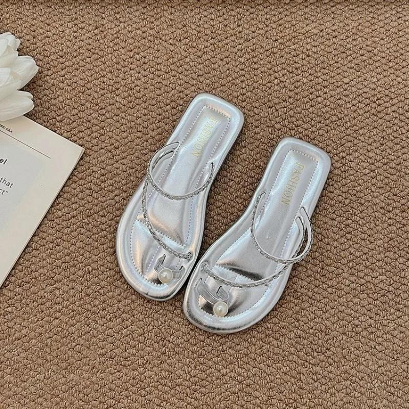 Летние женские тапочки с узким ремешком, модные металлические украшения, слипоны на низком каблуке, женские элегантные шлепанцы, повседневные уличные пляжные шлепанцы
