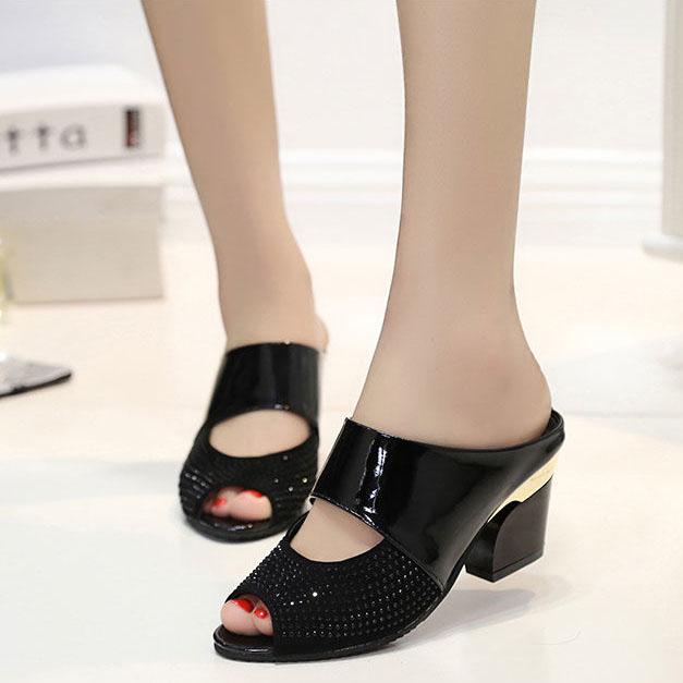 Тапочки на высоком каблуке. Женские летние тапочки на среднем каблуке с рыбьим ротом. Сандалии большого размера на толстом каблуке. Сандалии из лакированной кожи со стразами.