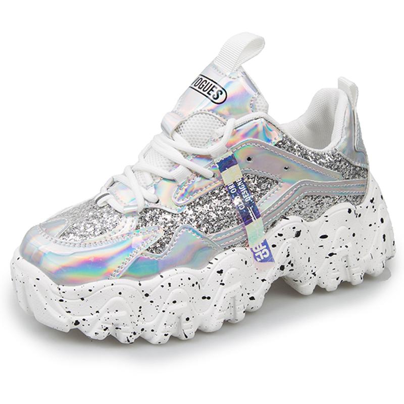 Женская обувь. Светоотражающие массивные кроссовки. Женская модная блестящая вулканизированная обувь. Женские дизайнерские кроссовки на платформе.