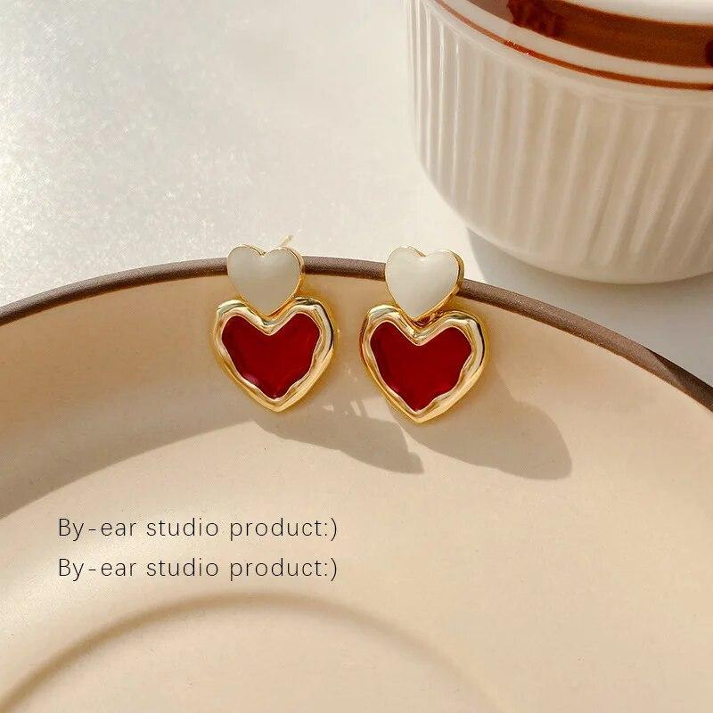 Новый дизайн, серьги-гвоздики с красным сердцем, женские металлические серьги золотого цвета, глаза, сердце, губы, свадебные эффектные серьги, модные вечерние украшения