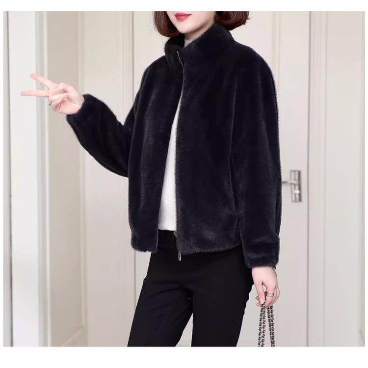 Элегантная и универсальная шуба для женщин среднего возраста на осень и зиму, изготовленная из теплого и мягкого кашемира.