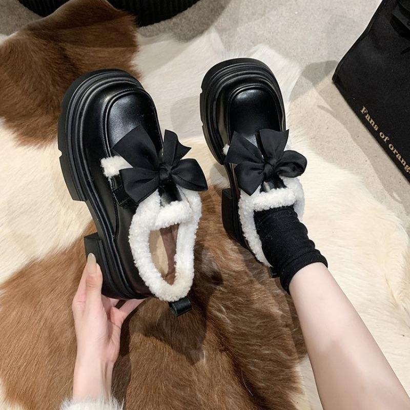 Мода 2024 года, осень и зима, новые европейский и американский стиль, маленькие кожаные туфли, теплые мокасины с бантом и толстой подошвой