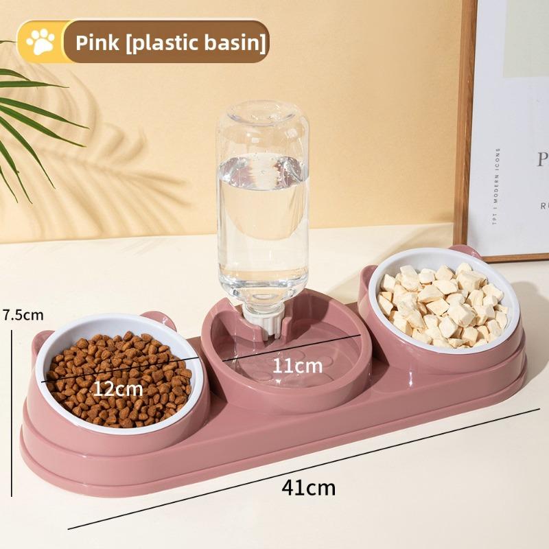 Двойная миска для кошек с наклонным краем оснащена автоматической поилкой и кормушкой для предотвращения ее опрокидывания.