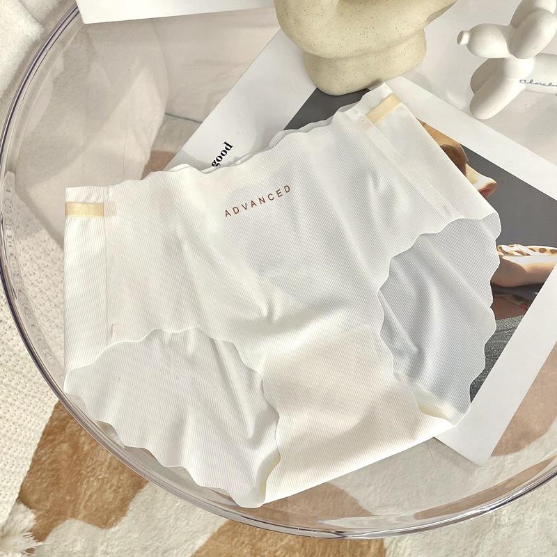 Women's Briefs Large Size Peach Butt One Piece Seamless Underwear Naked Ice Silk Breathable Comfortable Briefs