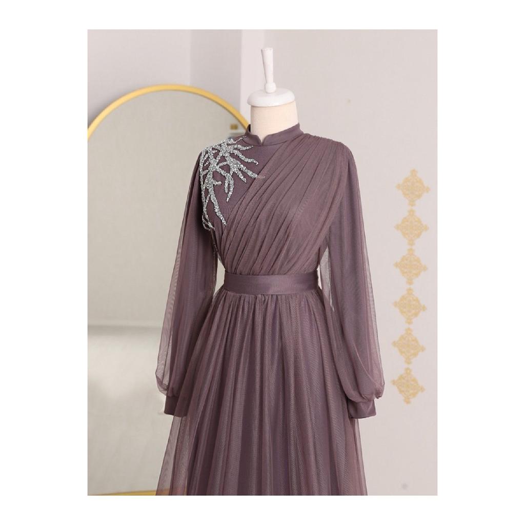 Вечернее платье из тюля с драпировкой и поясом, с каменной отделкой спереди