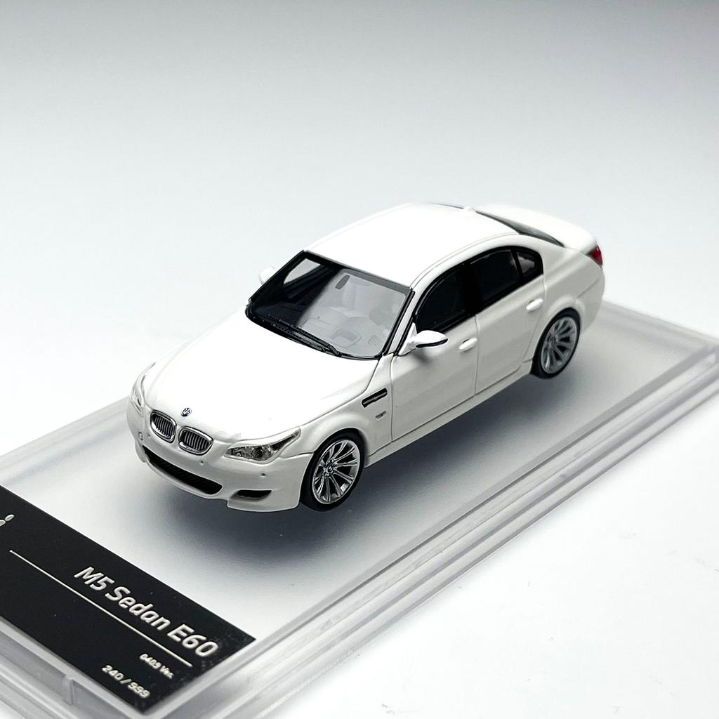KING MODEL Литая модель 1/64 BMW M5 E60 E61 коричневый белый Модель автомобиля Сплав BMW M5 Игрушечная модель автомобиля Предмет для коллекции и демонстрации
