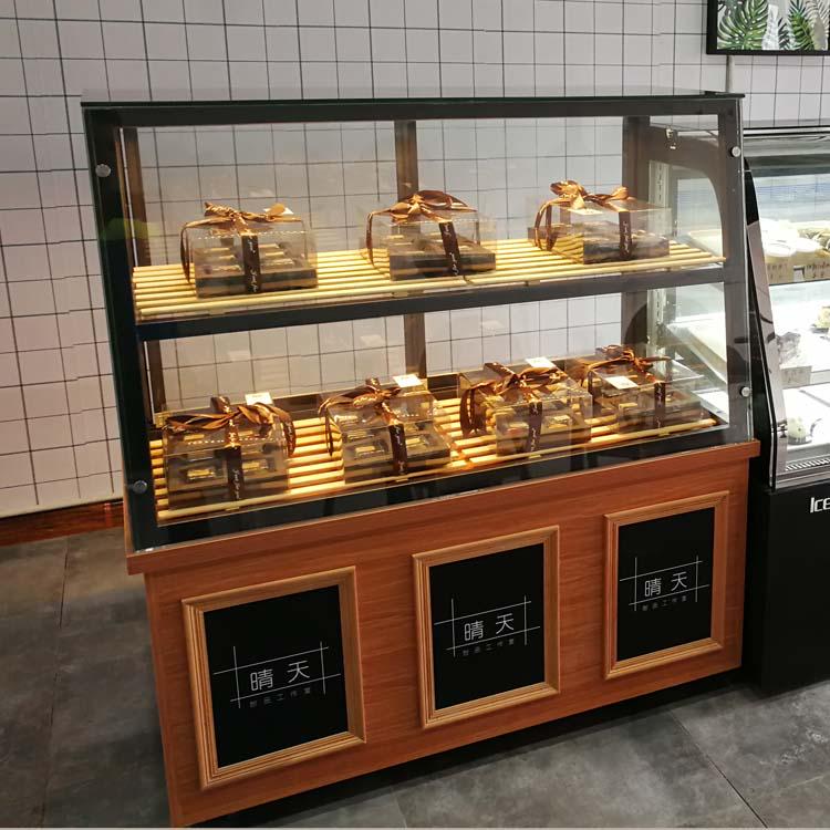 В наличии кондитерская витрина: Остров из массива дерева и кованого железа с ящиками для хлеба, выпечки и жареных продуктов