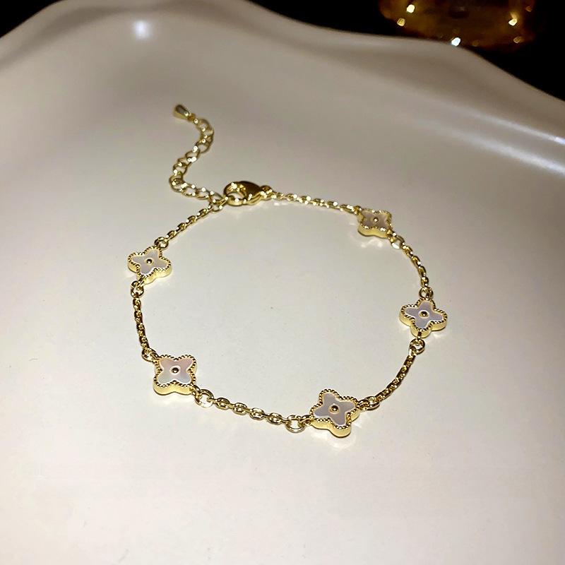 Золотой гальванизированный браслет с четырьмя лепестками цветов - легкие, роскошные, милые, высококачественные украшения для рук для женщин