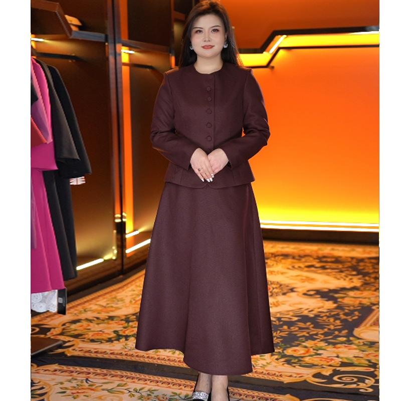 Костюм приталенного кроя цвета «Анкара красный»: Высококлассная светская рабочая одежда с круглым вырезом