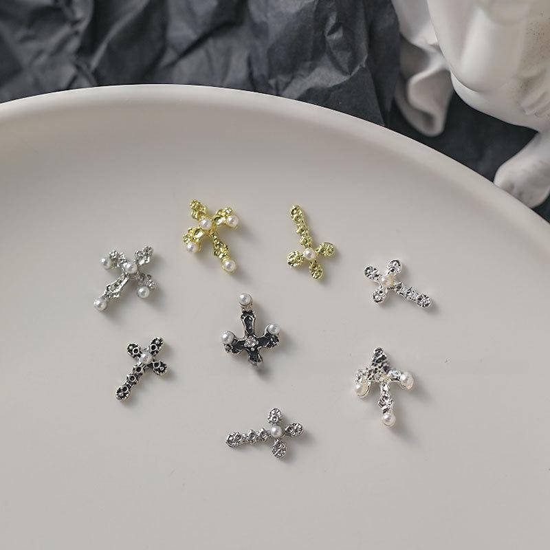 Нейл-арт с крестом королевы-матери Сатурна: Серебро в стиле ретро с жемчугом и бриллиантовыми акцентами