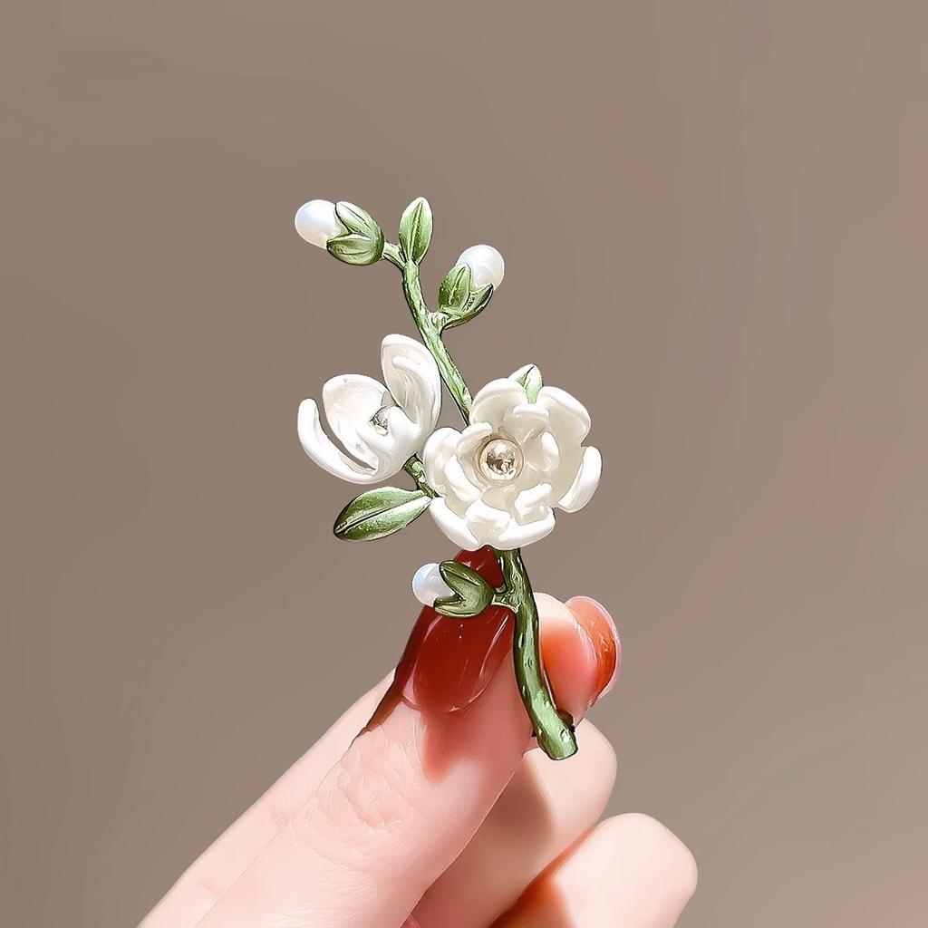 Fashion Temperament Magnolia Flower Brooch for Women White Flower Pin Brooch Dress Clothes Suit Scarf Clip Jewelry Gift