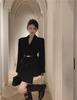 Весна 2024 Женский ретро-черный пиджак с нестандартной талией в стиле Хепберн