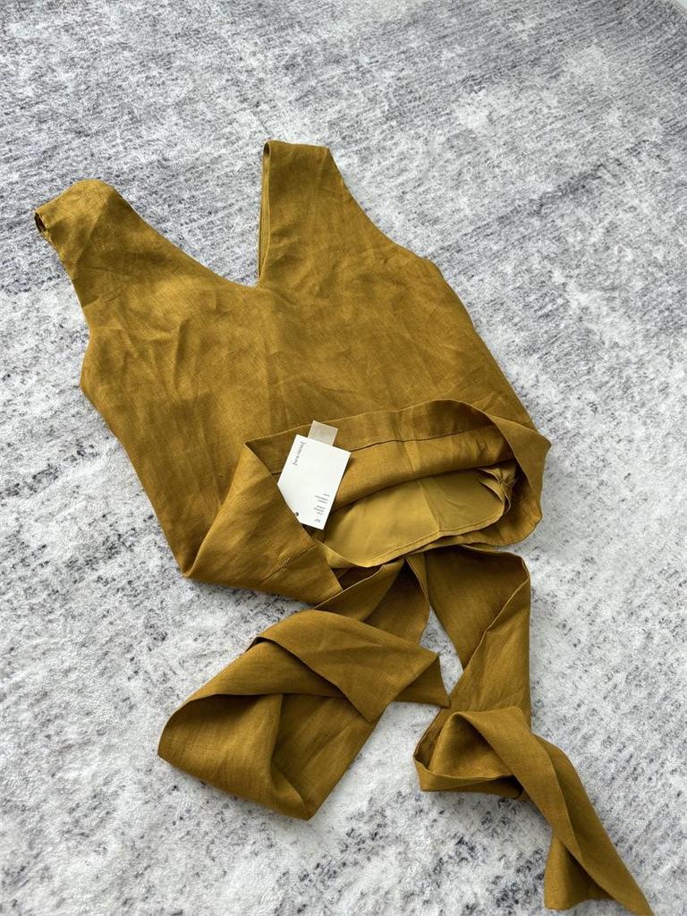 Летний комплект из топа без рукавов с V-образным вырезом и юбки миди 2024