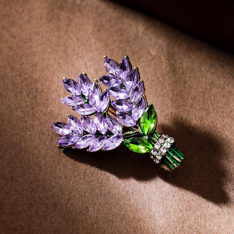 Exquisite Lavender Bouquet Women's Lapel Brooch - Elegant Purple Corsage Pin Accessory