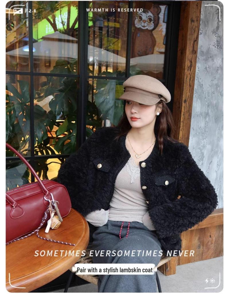 Женская футболка с V-образным вырезом, кружевной отделкой, облегающего кроя, с длинными рукавами и начесом (Коллекция Ранней Осени 2025)