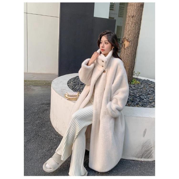 Шикарное и теплое удобное женское зимнее пальто с искусственным мехом и свободным кроем