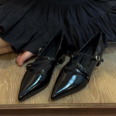 Остроносые черные темпераментные туфли на толстом каблуке с одинарной перекрестной пряжкой, женские туфли Мэри Джейн из лакированной кожи с неглубоким вырезом