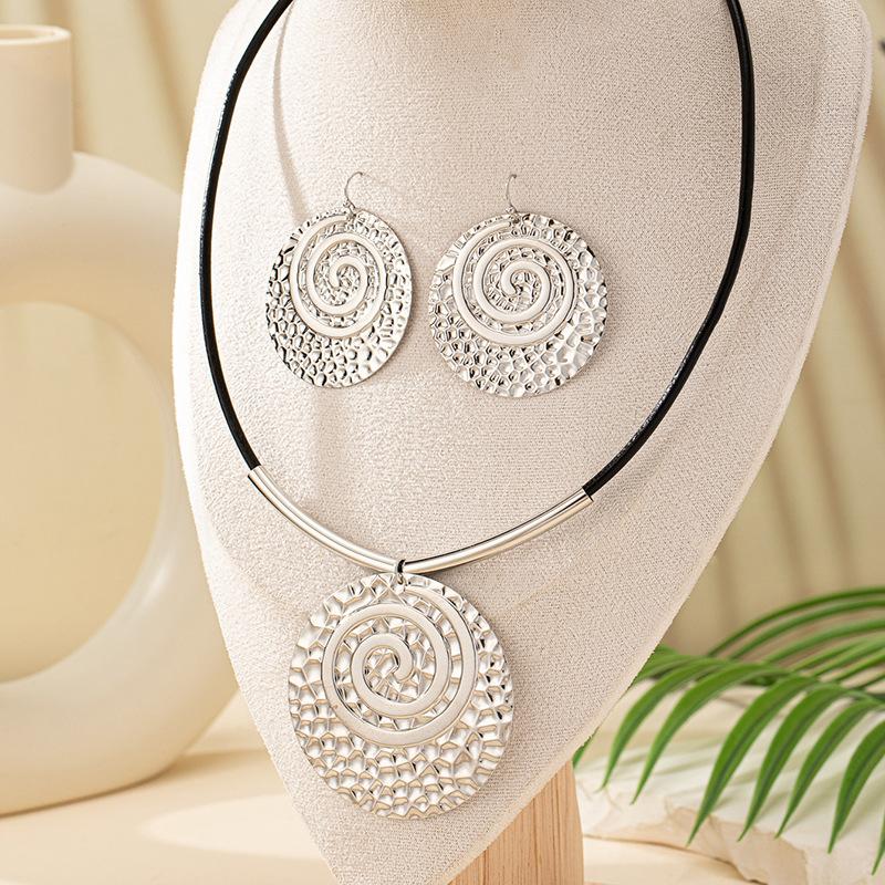 Комплект из колье и серег из черной веревки в форме спирали