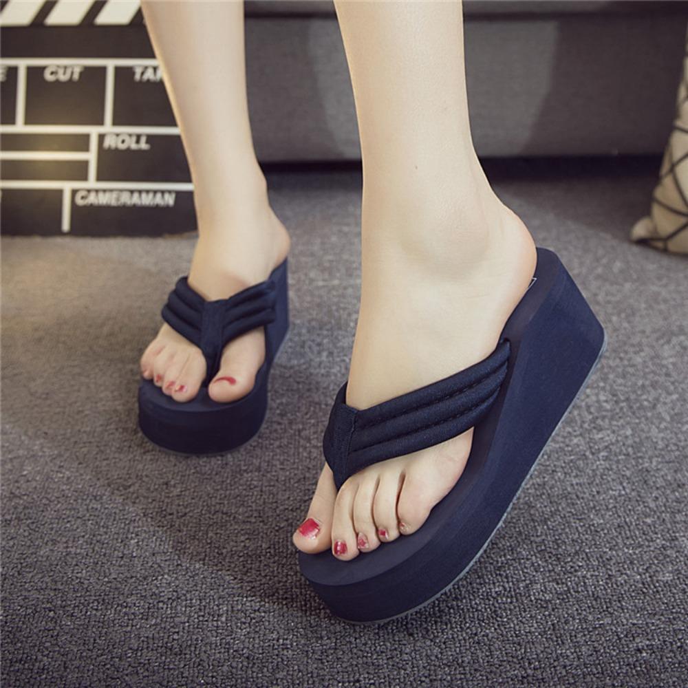 Женские модные шлепанцы на танкетке, летние туфли на платформе, легкие домашние пляжные тапочки для девочек, черные уличные сандалии для женщин