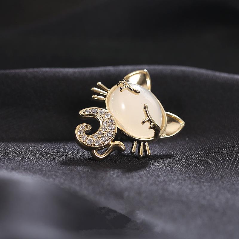 Elegant Kitten Zircon Brooch: Cat's Eye Stone Pin for Lapel Corsage and Anti-Exposure Style.