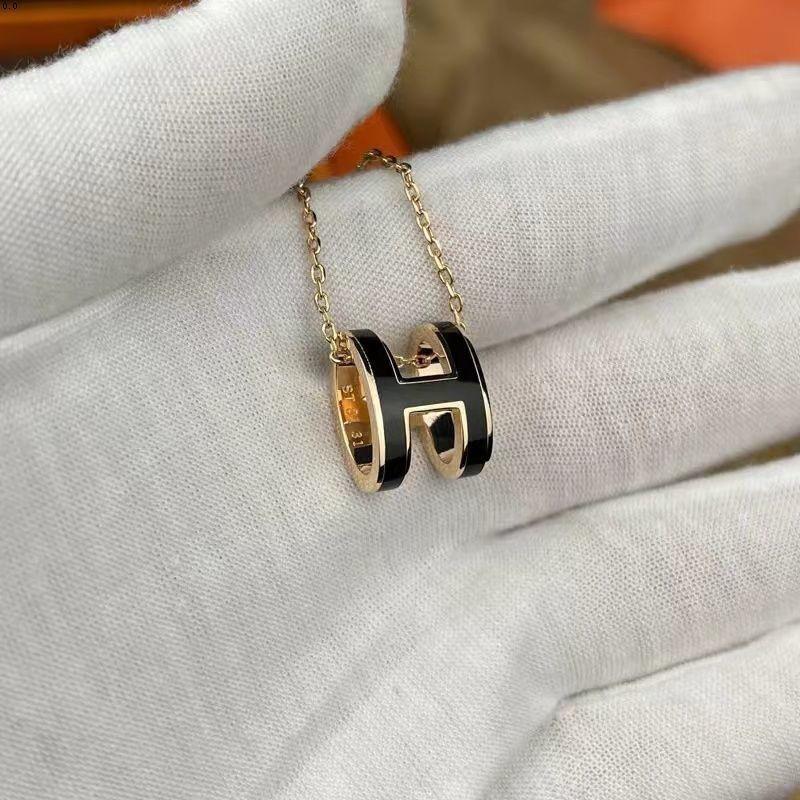 Женское высококлассное эмалированное колье Hermes с буквой H, 18-каратное розовое золото, универсальный нетускнеющий кулон на ключицу