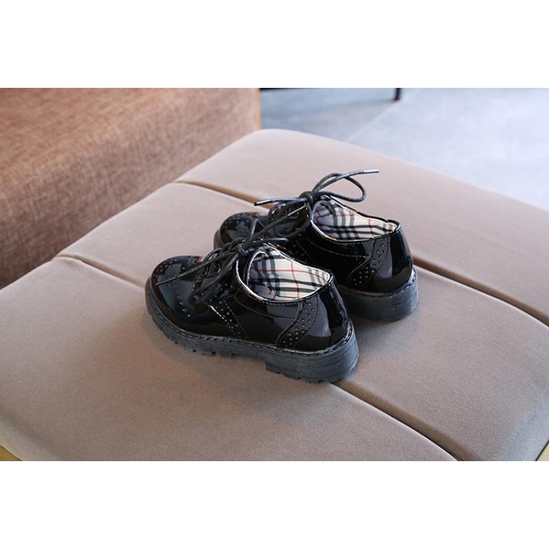 Новые детские кожаные туфли, студенческие туфли для выступлений, модные лакированные туфли на шнуровке для девочек, детская обувь для мальчиков