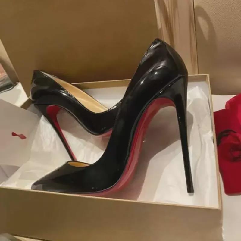 «Осень 2023 г. Черные лакированные туфли-шпильки с заостренным кончиком для профессионалов»