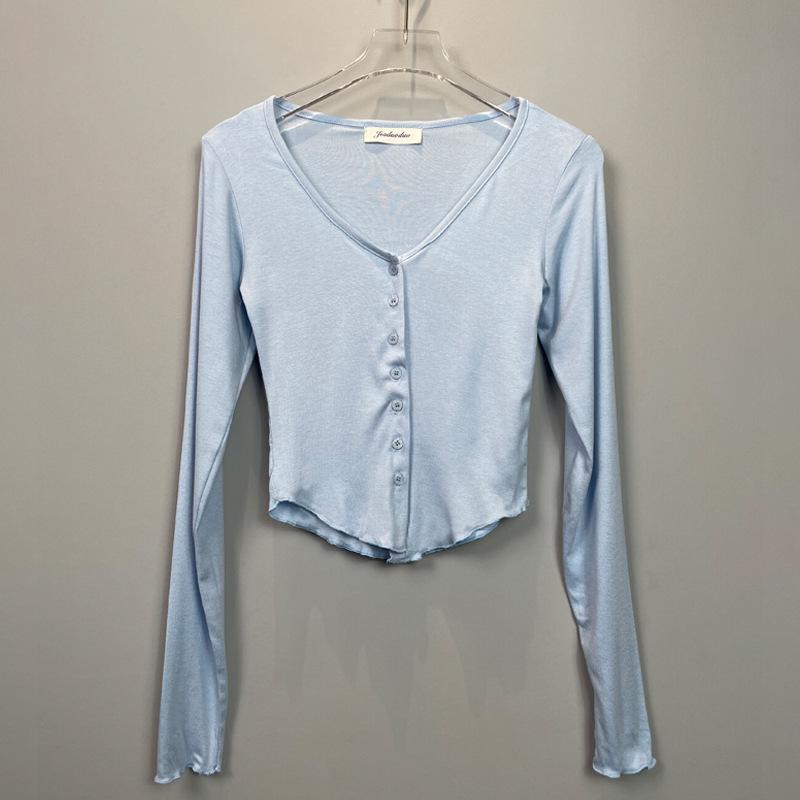 Нежный розовый женский кардиган с длинными рукавами и застежкой на пуговицы на груди