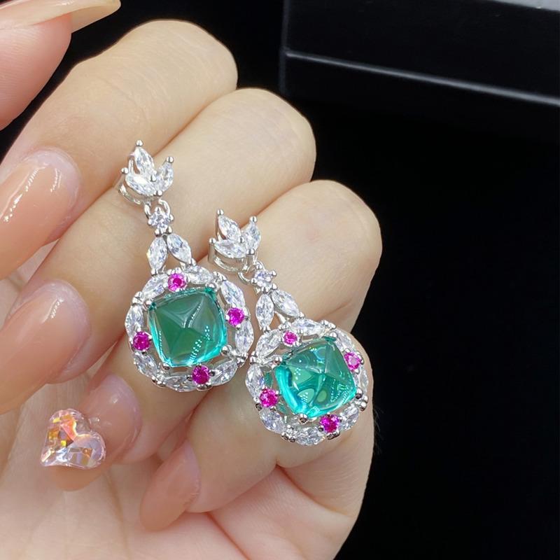 BELLA BOX Высококачественный комплект из длинных сережек с подвеской в форме сахарной башни и пустого сердца из светло-зеленого циркония для женщин