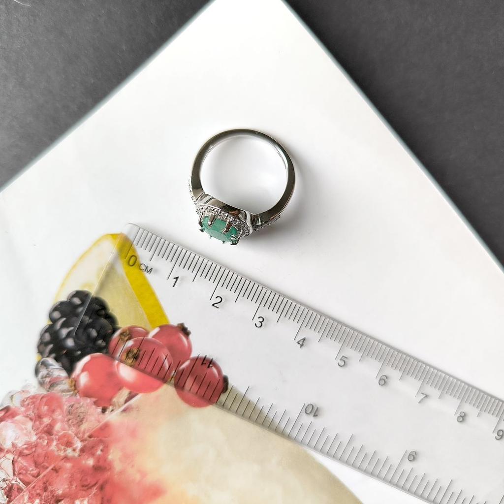Серебряное кольцо с натуральным изумрудом 3.254ct, фианитами, вес изделия 3,69 гр (2163428)