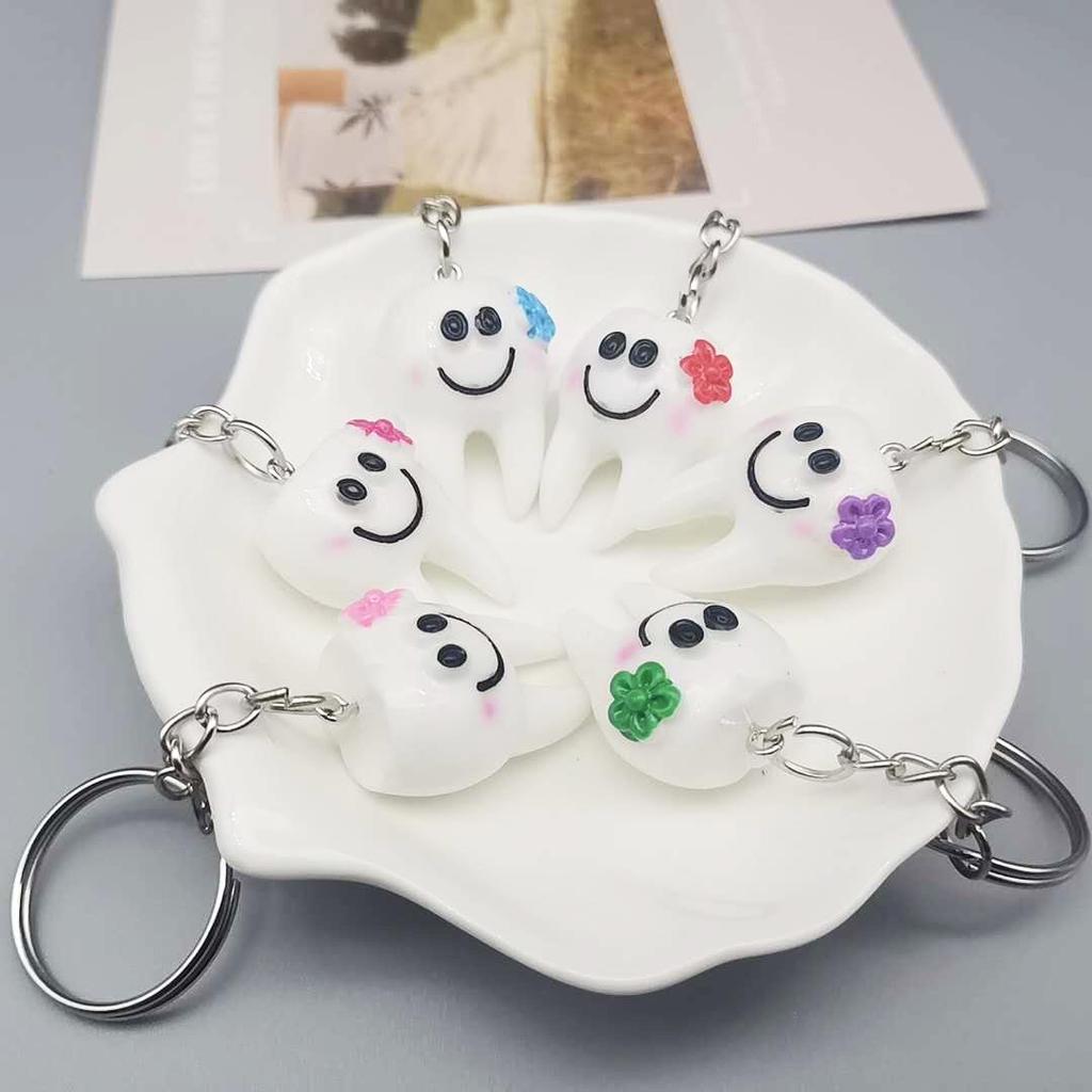 Creative Smile Face Resin Keychain - Personalized Gift Bag Charm & Activity Freebie