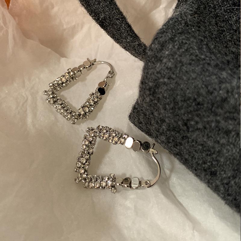 Niche Design Sense Flash Diamond Broken Silver Ear Buckle Women'S Unique Personality Fashion Elegant Temperament Versatile Earrings Earrings