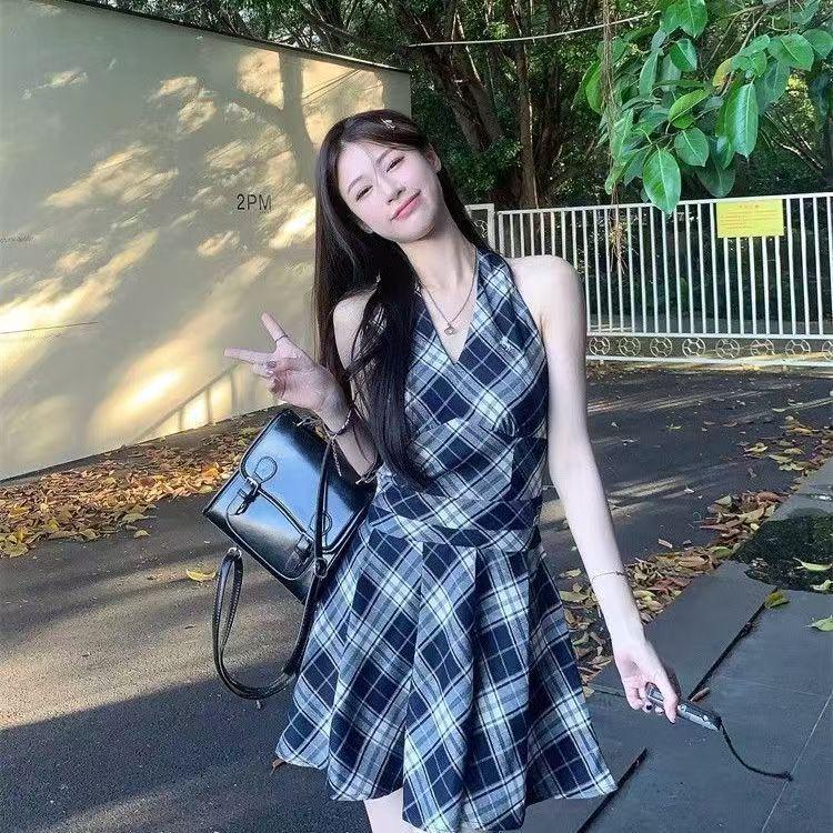 Женское черно-белое клетчатое мини-платье А-силуэта с V-образным вырезом и завязками на шее, коллекция весна/лето 2025 - Приталенный силуэт, стройнящий эффект.