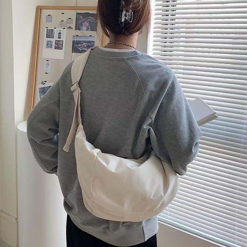 Корейская холщовая сумка кроссбоди с широким ремнем для женщин - Нишевый дизайн, плиссированная сумка-пельмень на плечо