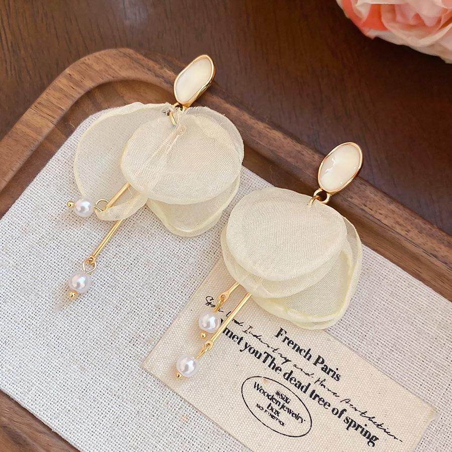 Серьги-гвоздики из ткани в виде цветка «Серебряная игла» со стеклянной бахромой, средние, с антикварным темпераментом, дизайнерские, нишевые