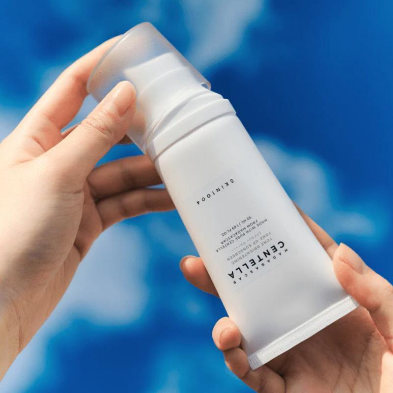 Skin1004 Madagascar Centella Tone Осветляющий солнцезащитный крем SPF 50+ PA++++ 50 мл