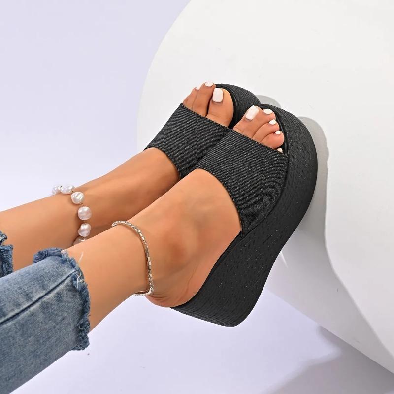 Женская трендовая летняя обувь на платформе для пляжа на танкетке. Новые модные трендовые женские удобные сандалии для отдыха на открытом воздухе. Обувь для женщин.