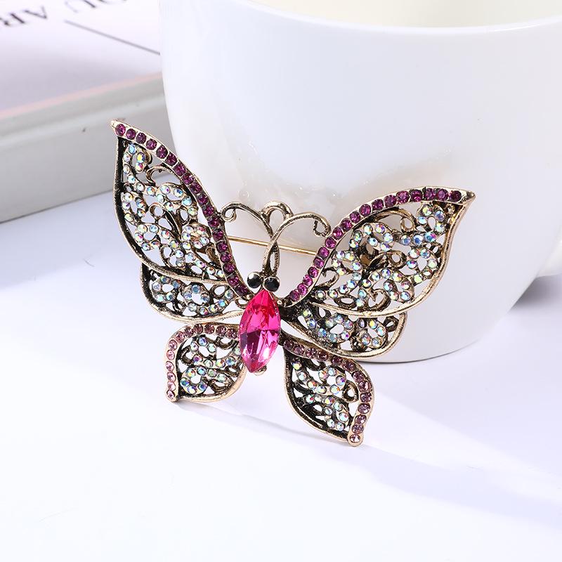 Элегантная эмалевая брошь в виде бабочки — модный аксессуар для костюма высокого класса