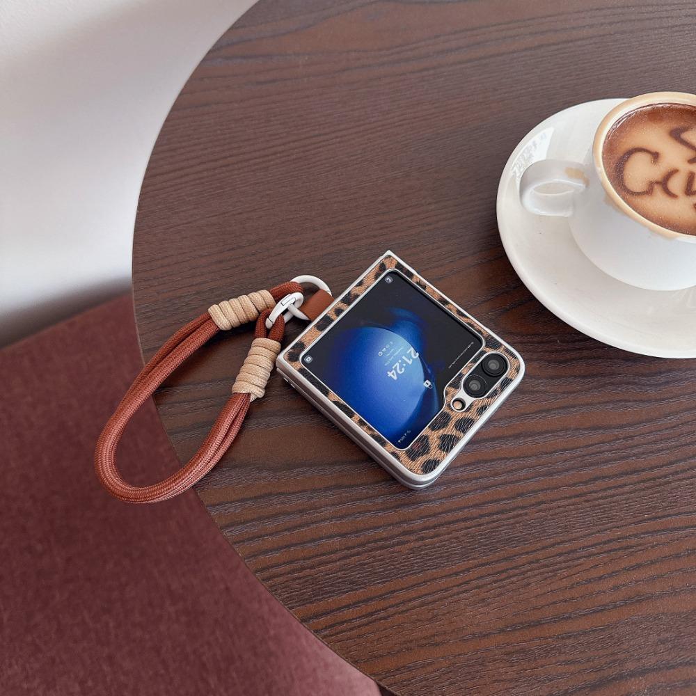 Кожаный чехол с леопардовым принтом для телефона Samsung Galaxy Z Flip 6 5 4 3 Flip6 Flip5 Flip4 Flip3 5G с защитной крышкой и ремешком на запястье