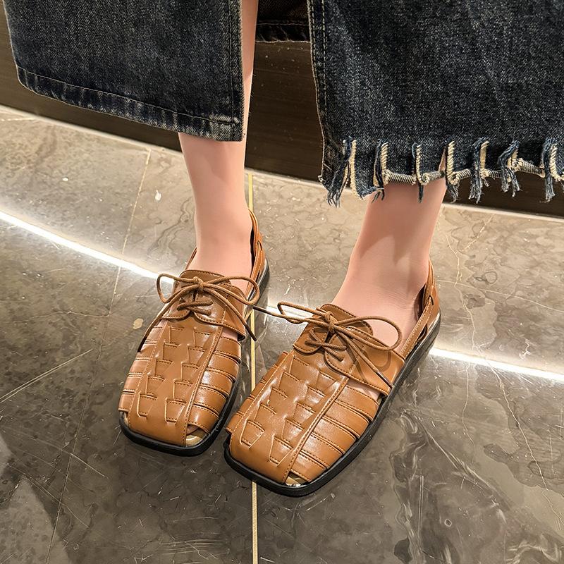 Тканые полые римские сандалии женские мягкие подошвы 2024 новые ретро нишевые женские туфли квадратные босоножки с ремешком на голове