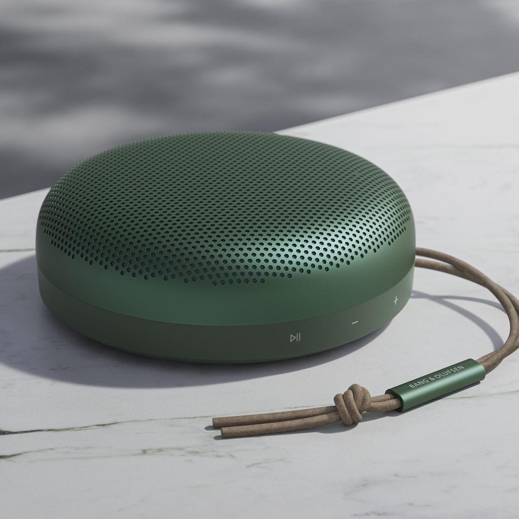 Bang & Olufsen Beosound A1 2-го поколения Зеленый Портативная колонка, Беспроводная Bluetooth, Сертификация IP67, Водонепроницаемая и Пылезащищенная, для Видеоконференций, 18 часов работы