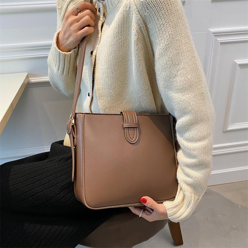 IELGY Versatile Messenger Bag, Fashionable Shoulder Underarm Bag, Retro Foreign Niche Bucket Bag