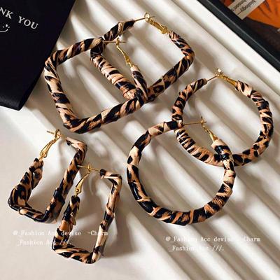 Серьги-кольца с геометрическим принтом леопарда и серебряной иглой - Трендовый стиль острой девушки высокого класса для женщин