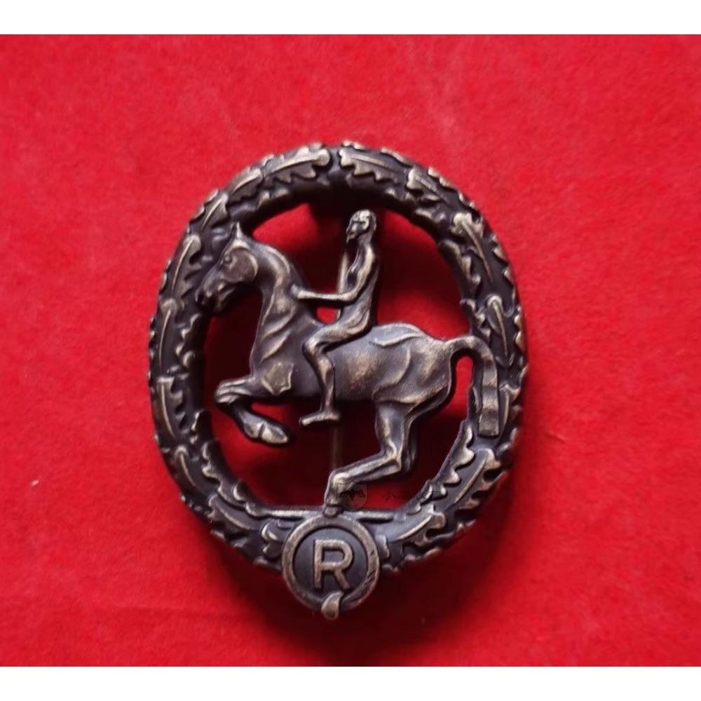 Золотые, серебряные и бронзовые значки классического конного спорта из европейских национальных коллекций Немецкие памятные медали